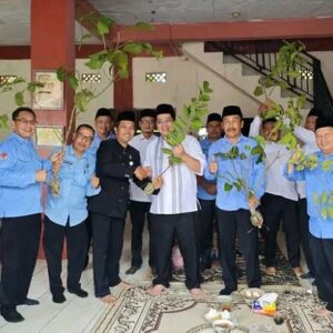 KUA Banjarsari Lebak Bagikan Bibit Rambutan dan Jambu Kristal, Dorong Gerakan Ekoteologi Berbasis Keagamaan