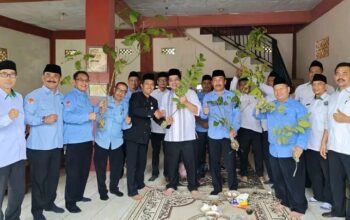 KUA Banjarsari Lebak Bagikan Bibit Rambutan dan Jambu Kristal