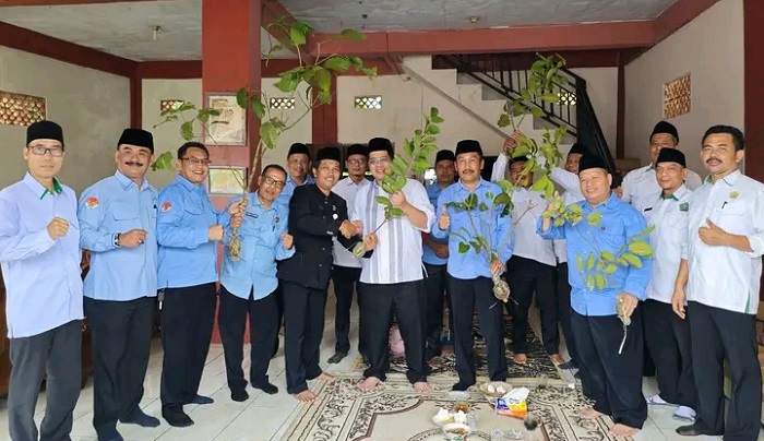 KUA Banjarsari Lebak Bagikan Bibit Rambutan dan Jambu Kristal