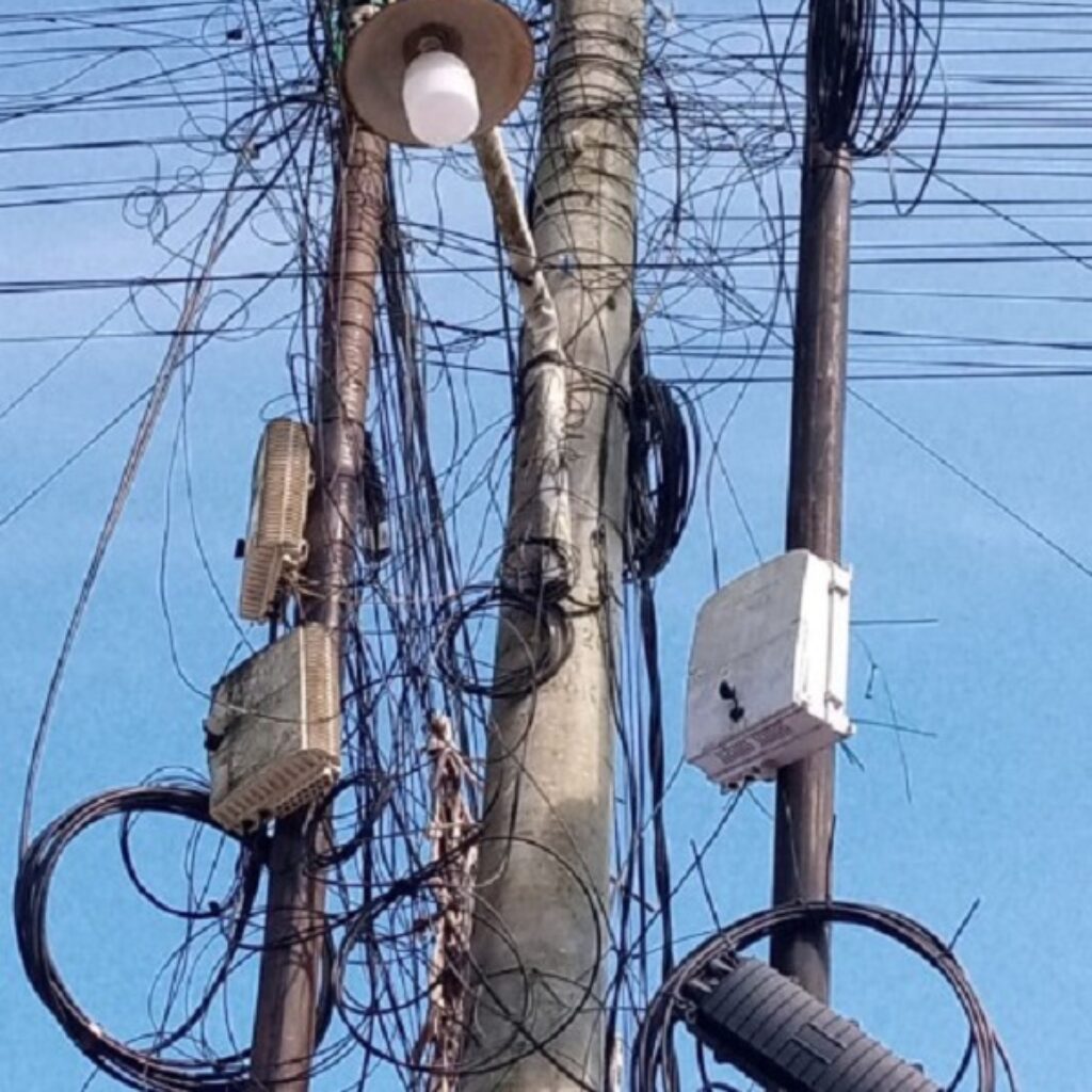 Kabel Internet Semrawut di Tiang Listrik, LSM GEMPITA Desak PLN Segera Tertibkan