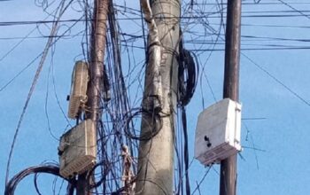 Kabel Internet Semrawut di Tiang Listrik