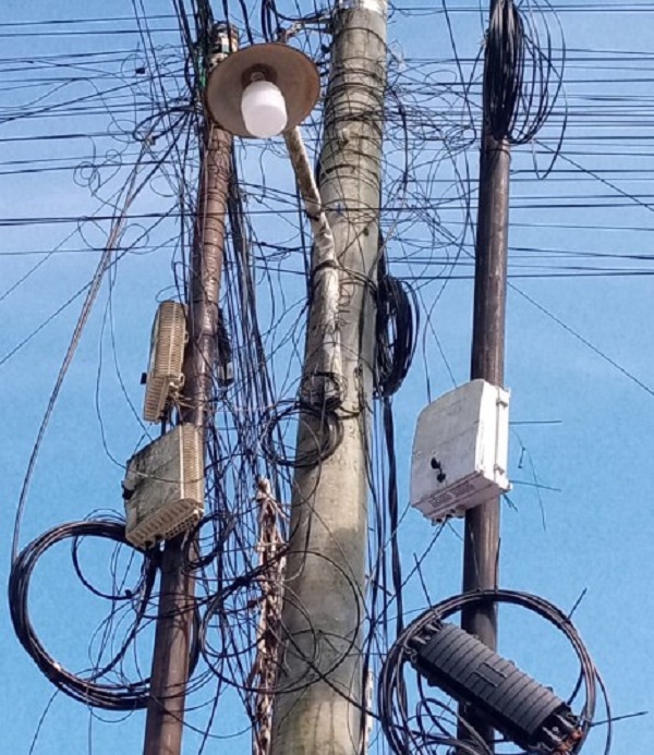 Kabel Internet Semrawut di Tiang Listrik