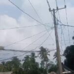 Kabel WiFi Diduga Ilegal Nempel di Tiang Listrik, Warga Pandeglang Minta PLN Tertibkan