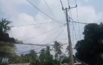 Kabel WiFi Diduga Ilegal Nempel di Tiang Listrik