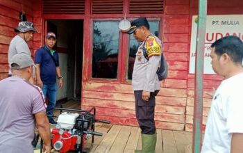 Kapolsek Sungai Laur memeriksa sarpras karhutla di perusahaan Ketapang.