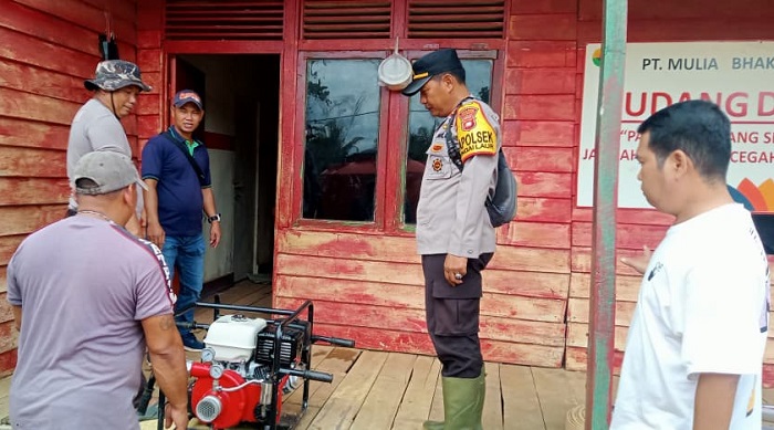 Kapolsek Sungai Laur memeriksa sarpras karhutla di perusahaan Ketapang.