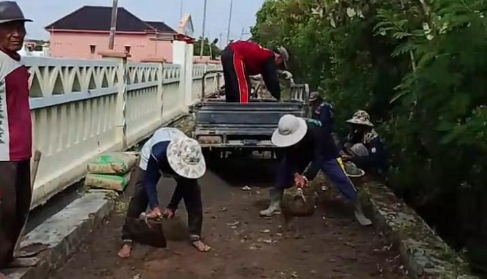 Karang Taruna Bangun Jalan dan Atasi Banjir