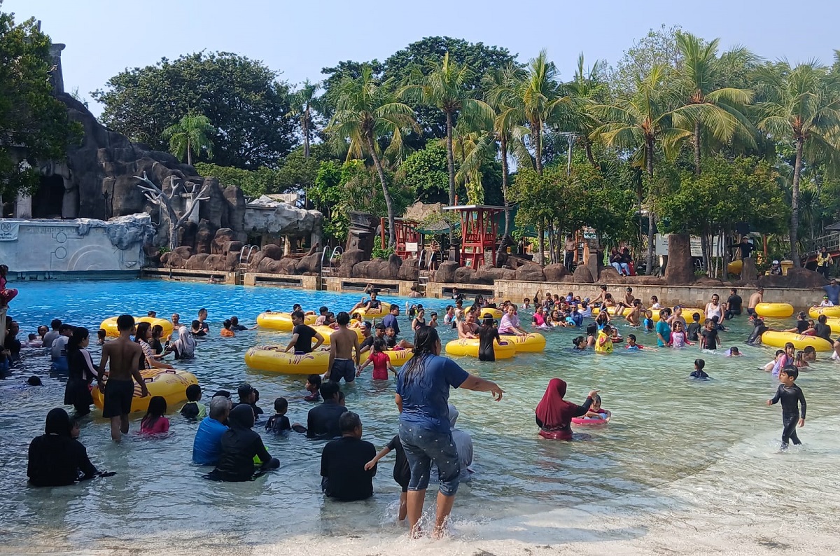 Libur Akhir Pekan, Atlantis Ancol Diserbu Ribuan Pengunjung