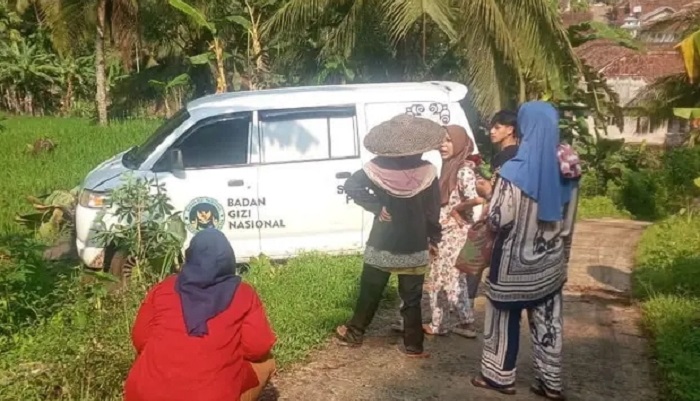 Mobil Dapur SPPG Terperosok ke Sawah di Lebak
