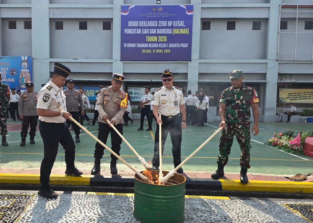 Musnahkan Ratusan HP Sitaan