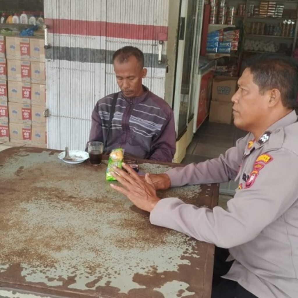 Patroli Siang Polsek Mandor Landak, Polisi Sampaikan Pesan Kamtibmas Secara Humanis ke Warga