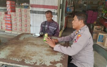 Patroli Siang Polsek Mandor Landak, Polisi Sampaikan Pesan Kamtibmas Secara Humanis ke Warga