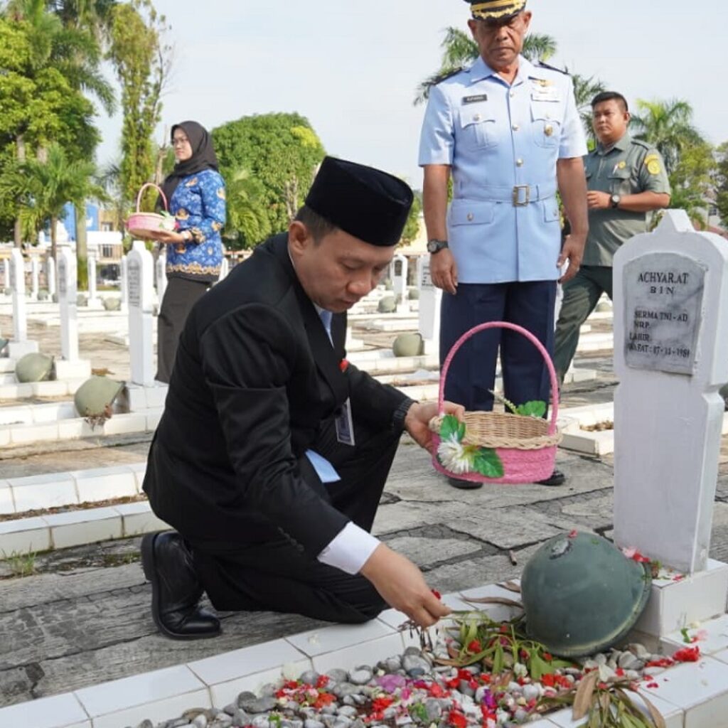 Hari Jadi ke-62 Lampung, Pemprov Gelar Upacara Ziarah di TMP, Sekda Marindo Kurniawan Pimpin Langsung