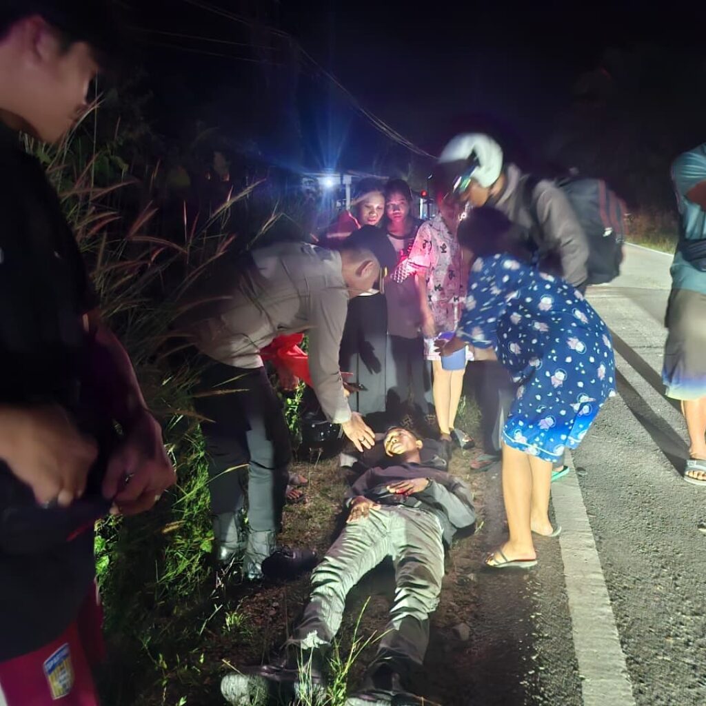 Respons Cepat Layanan 110, Polisi Melawi Evakuasi 3 Korban Kecelakaan di Jalan Sintang–Nanga Pinoh