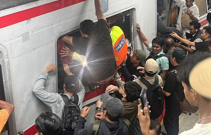 Tabrakan KRL dan KA Argo Bromo Anggrek di Bekasi Timur