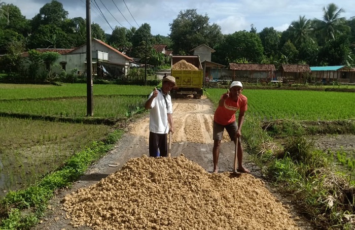 Viral Semangat Warga Lebak! Swadaya Perbaiki Jalan Rusak