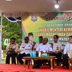 Wamendes Ahmad Riza Patria Resmikan Lampu Jalan di Merauke, Warga Kampung Torai Kini Lebih Aman dan Produktif