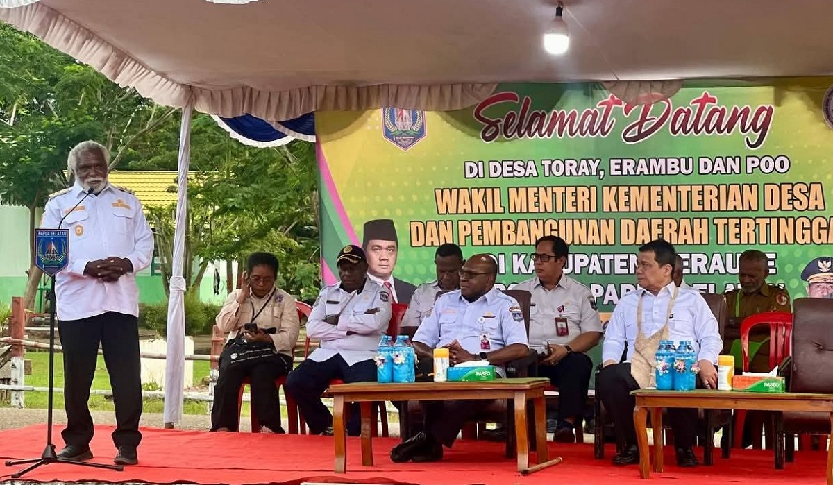 Wamendes Ahmad Riza Patria Resmikan Lampu Jalan di Merauke