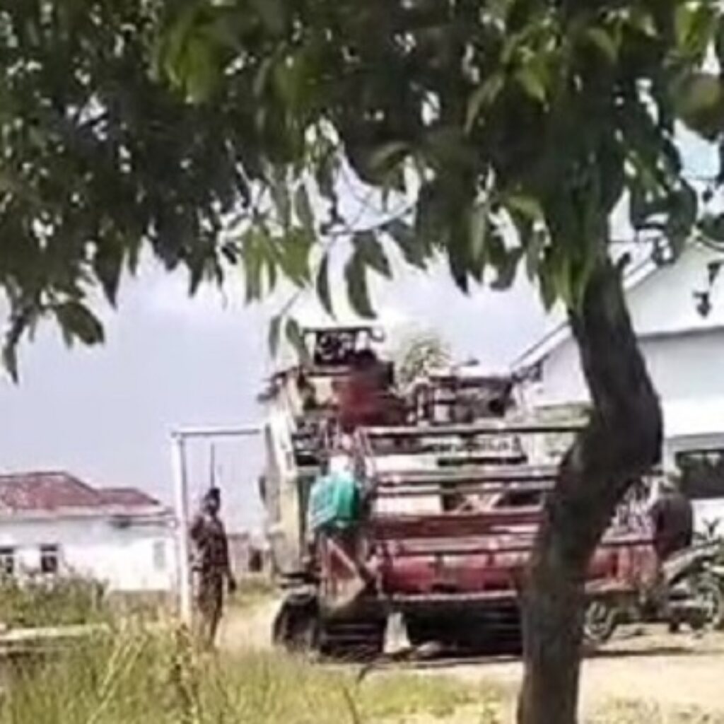 Warga Kaliwlingi Keluhkan Jalan Rusak dan Licin Akibat Aktivitas Combine