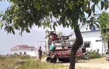 Warga Kaliwlingi Keluhkan Jalan Rusak dan Licin Akibat Aktivitas Combine