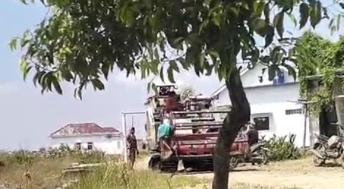 Warga Kaliwlingi Keluhkan Jalan Rusak dan Licin Akibat Aktivitas Combine