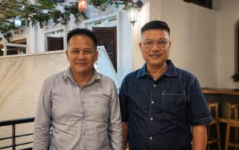 Ketua DPC AMKI Sukabumi Raya bersama Dewan Pembina Haji Endi Yusuf dalam diskusi strategis penguatan organisasi media.