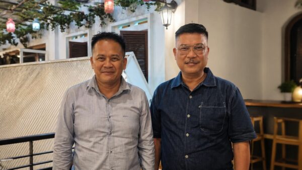 Ketua DPC AMKI Sukabumi Raya bersama Dewan Pembina Haji Endi Yusuf dalam diskusi strategis penguatan organisasi media.