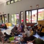 Warga mengungsi akibat banjir Demak setelah tanggul jebol.