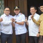 Bupati Lebak dan Wakil Bupati berjabat tangan usai berdamai di Rangkasbitung.
