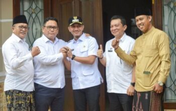 Bupati Lebak dan Wakil Bupati berjabat tangan usai berdamai di Rangkasbitung.