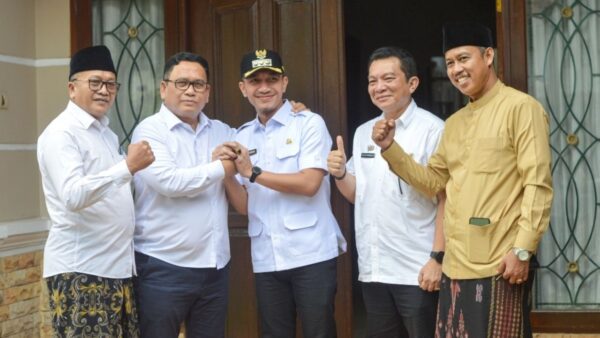 Bupati Lebak dan Wakil Bupati berjabat tangan usai berdamai di Rangkasbitung.