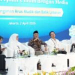 Arus mudik Lebaran 2026 di jalan tol dengan kendaraan padat dan pemantauan lalu lintas.