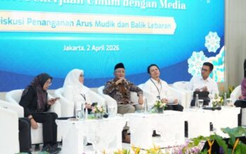 Arus mudik Lebaran 2026 di jalan tol dengan kendaraan padat dan pemantauan lalu lintas.