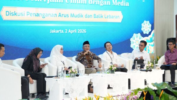 Arus mudik Lebaran 2026 di jalan tol dengan kendaraan padat dan pemantauan lalu lintas.