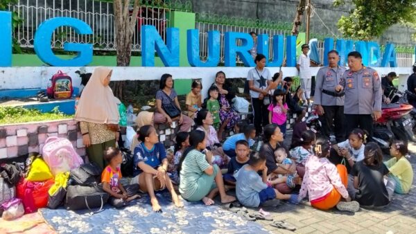 Kapolres Bitung turun langsung pasca gempa 7,3 magnitudo untuk bantu warga.