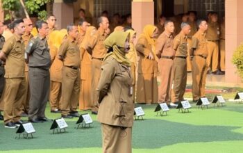 ASN perempuan Kota Tangerang memimpin apel pagi dalam rangka peringatan Hari Kartini 2026.