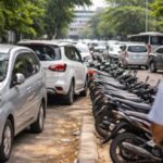 Kendaraan terparkir di area yang diduga menjadi lokasi parkir liar di kawasan CNI Puri Kembangan Jakarta Barat.