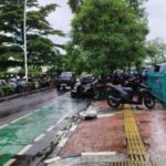 Parkir liar di kawasan CNI Puri Kembangan Jakarta Barat gunakan trotoar.