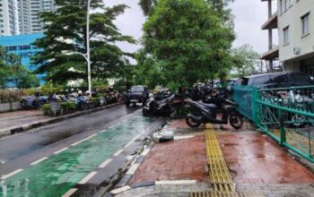 Parkir liar di kawasan CNI Puri Kembangan Jakarta Barat gunakan trotoar.