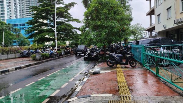Parkir liar di kawasan CNI Puri Kembangan Jakarta Barat gunakan trotoar.