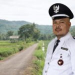 Aktivitas petani di Desa Cibaregbeg Sukabumi dengan infrastruktur jalan usaha tani.