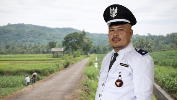 Aktivitas petani di Desa Cibaregbeg Sukabumi dengan infrastruktur jalan usaha tani.