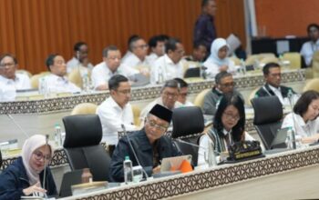 Menteri PU Dody Hanggodo saat rapat kerja dengan Komisi V DPR RI membahas program padat karya 2026.