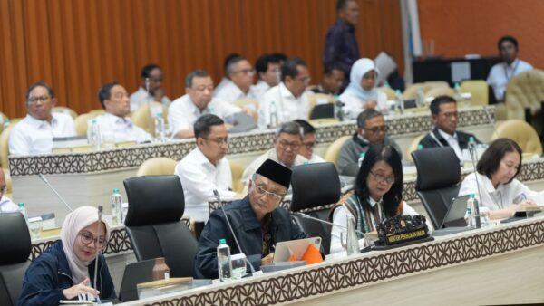 Menteri PU Dody Hanggodo saat rapat kerja dengan Komisi V DPR RI membahas program padat karya 2026.