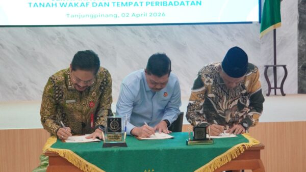 Penandatanganan MoU sertipikasi tanah wakaf Kepri oleh BPN Kemenag dan Kejati.