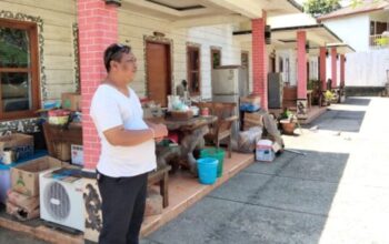 Petugas mengamankan WNA diduga sindikat siber di kawasan Cimaja Sukabumi.