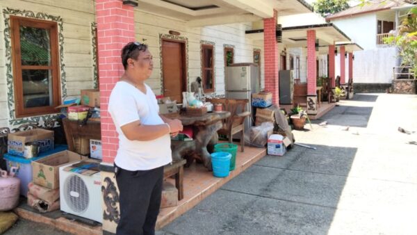 Petugas mengamankan WNA diduga sindikat siber di kawasan Cimaja Sukabumi.