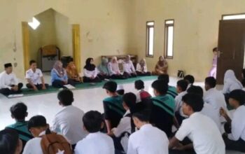 Sosialisasi media sosial anak di MTs Al Fatwa Cimayang oleh KUA Bojongmanik.