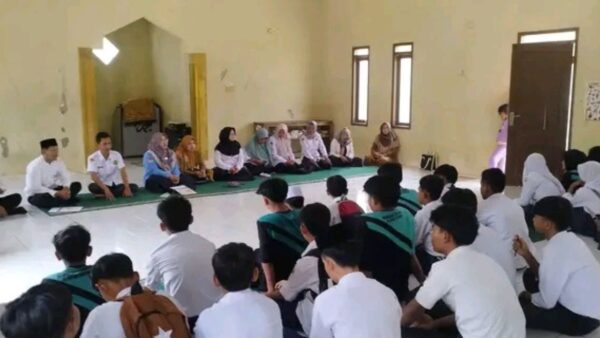 Sosialisasi media sosial anak di MTs Al Fatwa Cimayang oleh KUA Bojongmanik.