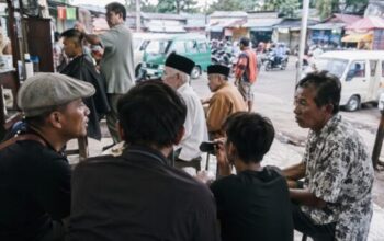Warga Palabuhanratu berdiskusi soal kondisi sekolah rusak dan terminal yang memprihatinkan.